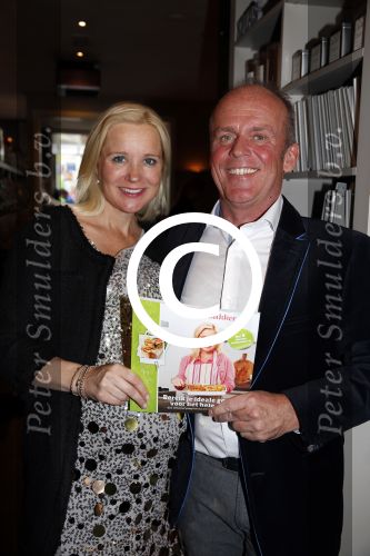 Hoorn 14 december 2012
Presentatie nieuwe boeken van Sonja Bakker waarvan 1 in samenwerking met LIDL.
Haar vriend Jan Reus presenteert het geheel en poseert samen met zijn zwangere vriendin.
Peter Smulders bv