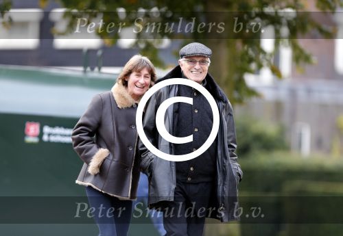 Amsterdam 28 november 2012
Theo heuft met zijn vriendin op straat.
Peter Smulders bv