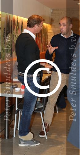 Amsterdam Zuid-Oost, 11 December 2012
Hamburgers bakken met Gerard Joling, Robert ten Brink, Ajouad El-Miloudi en
Bobbie ( Van Ernst en de rest) voor het goede doel, de Ronald McDonald Stichting
Foto Peter Smulders BV