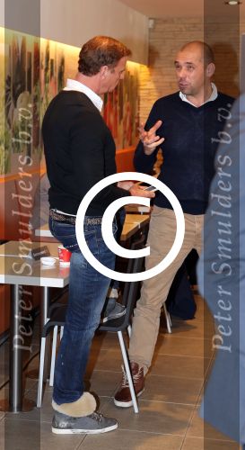 Amsterdam Zuid-Oost, 11 December 2012
Hamburgers bakken met Gerard Joling, Robert ten Brink, Ajouad El-Miloudi en
Bobbie ( Van Ernst en de rest) voor het goede doel, de Ronald McDonald Stichting
Foto Peter Smulders BV