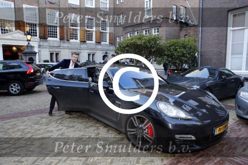 Amsterdam 29 november 2012
Gift suite in het the Grand hotel. Winston Gerschtanowitz met porsche panamera turbo
Peter Smulders bv