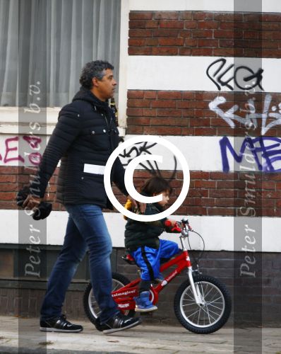 Amsterdam 2 december 2013
Frank Rijkaard met zijn zoontje op de fiets.