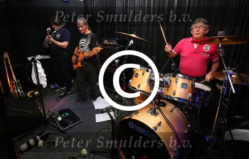 Tilburg, 30 November 2013
Reunie The Tramps optreden met o.a. Hans de Wit, solo Peter v d Heuvel, Bas Spencer Lathumahna, toes, Rob Groenseveld en zanger Albert Jan v Hoek
Foto Peter Smulders BV