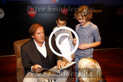 Amsterdam 12 november 2013
Presentatie Sinterklaasboeken van douwe egberts met Winston Gerschtanowitz Ivo Niehe Prinses Laurentien en Najib Amhali in de bibliotheek van Amsterdam.