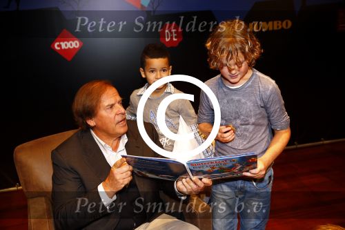 Amsterdam 12 november 2013
Presentatie Sinterklaasboeken van douwe egberts met Winston Gerschtanowitz Ivo Niehe Prinses Laurentien en Najib Amhali in de bibliotheek van Amsterdam.
