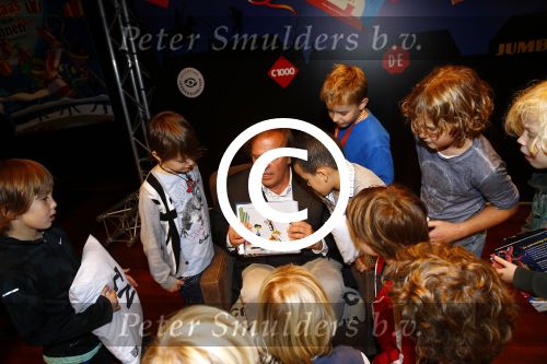 Amsterdam 12 november 2013
Presentatie Sinterklaasboeken van douwe egberts met Winston Gerschtanowitz Ivo Niehe Prinses Laurentien en Najib Amhali in de bibliotheek van Amsterdam.