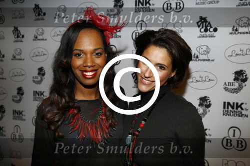 Amsterdam 18 november 2013
Anouk Smulders ontvangt de eerste armband by LouLou Sumo in club Abe.
Jasmine Sendar met Kristina Bozilovic
