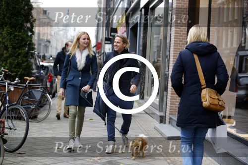 Amsterdam 30 november 2013
John Ewbank en Kelly Weekers met hun hondje op de pc hooftstraat