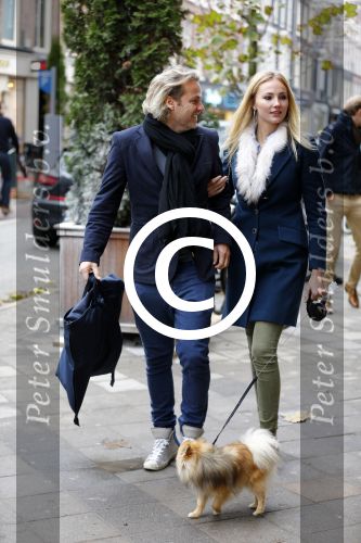 Amsterdam 30 november 2013
John Ewbank en Kelly Weekers met hun hondje op de pc hooftstraat