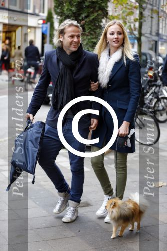 Amsterdam 30 november 2013
John Ewbank en Kelly Weekers met hun hondje op de pc hooftstraat