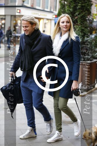 Amsterdam 30 november 2013
John Ewbank en Kelly Weekers met hun hondje op de pc hooftstraat