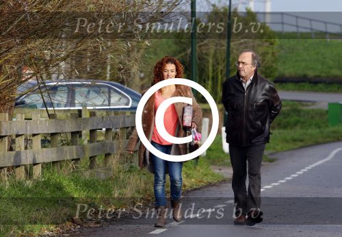 Uitdam 30 november 2013
Katja Schuurman en haar vader op straat in Uitdam
