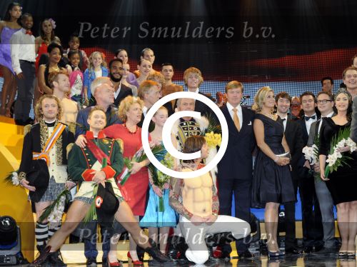 Scheveningen 30 november 2013
Voorstelling in het circustheater ivm met 200 jaar koninkrijk in Nederland.
Koningin Maxima en Koning Willem Alexander met alle artiesten die meegewerkt hebben.