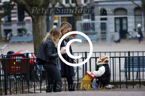 Amsterdam 26 november 2013
Lieke v Lexmond met haar zus Jetteke met zoontje en nieuwe vriend Bas v Veghel.