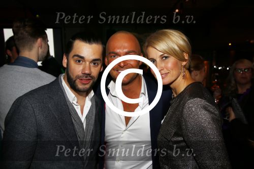 Amsterdam 18 november 2013
Anouk Smulders ontvangt de eerste armband by LouLou Sumo in club Abe. Janice Anouk en Mark Lubach