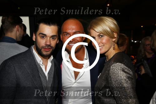 Amsterdam 18 november 2013
Anouk Smulders ontvangt de eerste armband by LouLou Sumo in club Abe. Janice Anouk en Mark Lubach