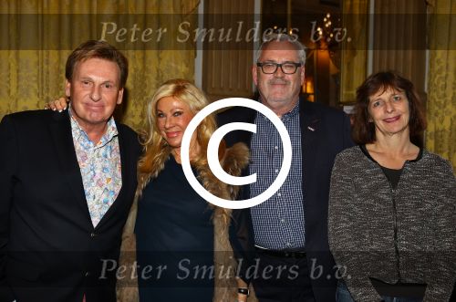 Amsterdam, 27 November 2013
Verkiezing van het Kleinkind van het Jaar 2013
Mary Borsato Henny Huisman Ernst Daniel Smid en hoofdredactrice van Trots
Foto Peter Smulders BV