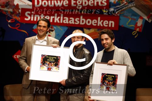 Amsterdam 12 november 2013
Presentatie Sinterklaasboeken van douwe egberts met Winston Gerschtanowitz Ivo Niehe Prinses Laurentien en Najib Amhali in de bibliotheek van Amsterdam.