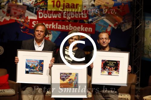 Amsterdam 12 november 2013
Presentatie Sinterklaasboeken van douwe egberts met Winston Gerschtanowitz Ivo Niehe Prinses Laurentien en Najib Amhali in de bibliotheek van Amsterdam.