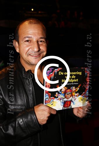 Amsterdam 12 november 2013
Presentatie Sinterklaasboeken van douwe egberts met Winston Gerschtanowitz Ivo Niehe Prinses Laurentien en Najib Amhali in de bibliotheek van Amsterdam.