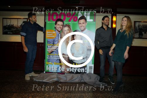 Volendam 26 november 2013
Presentatie cover 100% NL magazine met oa Nick en Simon, Ferri Somogyi , Sandra v Nieuwland en Kees Tol bij Old Dutch.
