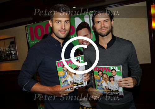 Volendam 26 november 2013
Presentatie cover 100% NL magazine met oa Nick en Simon, Ferri Somogyi , Sandra v Nieuwland en Kees Tol bij Old Dutch.