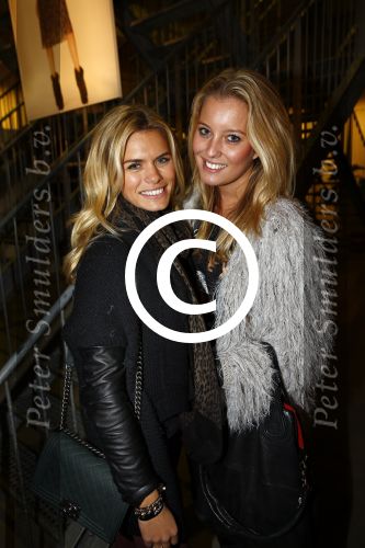 Amsterdam 13 november 2013
Bn ers kunnen een dag voordat het in de winkels van Hennes en Mauritz ligt de kollektie van isabel Marant kopen. Nicolette v dam met schoonzus