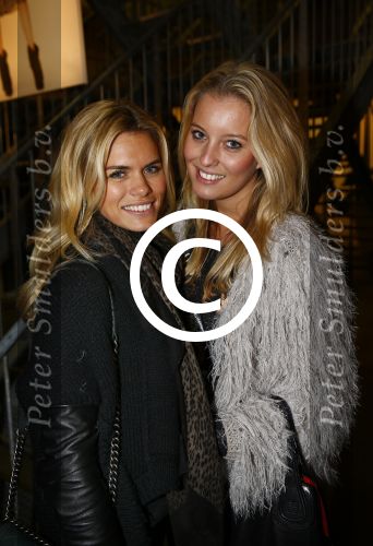 Amsterdam 13 november 2013
Bn ers kunnen een dag voordat het in de winkels van Hennes en Mauritz ligt de kollektie van isabel Marant kopen. Nicolette v dam met schoonzus