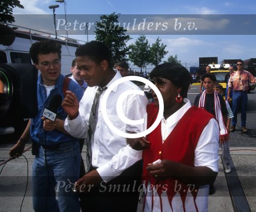 Patrick Kluivert met zijn moeder in 1995