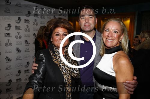 Amsterdam 18 november 2013
Anouk Smulders ontvangt de eerste armband by LouLou Sumo in club Abe.
Christine Kroonenberg met Paul Schulten en een kennis van Christine