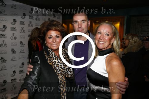 Amsterdam 18 november 2013
Anouk Smulders ontvangt de eerste armband by LouLou Sumo in club Abe.
Christine Kroonenberg met Paul Schulten en een kennis van Christine