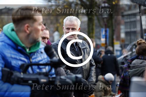 Amsterdam 26 november 2013
Mark v Eeuwen tijdens de opnames van de film kidnap of Freddy Heineken in Amsterdam. peter R de Vries met zijn zoon op de set