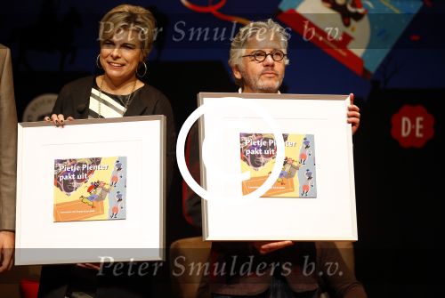 Amsterdam 12 november 2013
Presentatie Sinterklaasboeken van douwe egberts met Winston Gerschtanowitz Ivo Niehe Prinses Laurentien en Najib Amhali in de bibliotheek van Amsterdam.