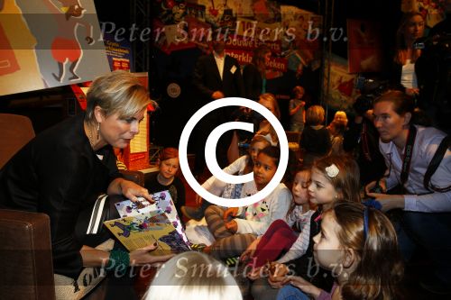 Amsterdam 12 november 2013
Presentatie Sinterklaasboeken van douwe egberts met Winston Gerschtanowitz Ivo Niehe Prinses Laurentien en Najib Amhali in de bibliotheek van Amsterdam.