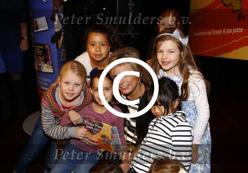 Amsterdam 12 november 2013
Presentatie Sinterklaasboeken van douwe egberts met Winston Gerschtanowitz Ivo Niehe Prinses Laurentien en Najib Amhali in de bibliotheek van Amsterdam.