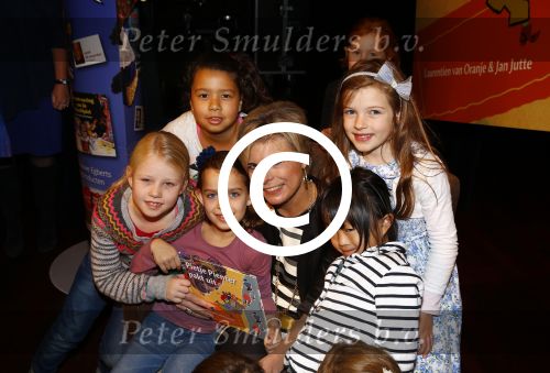Amsterdam 12 november 2013
Presentatie Sinterklaasboeken van douwe egberts met Winston Gerschtanowitz Ivo Niehe Prinses Laurentien en Najib Amhali in de bibliotheek van Amsterdam.
