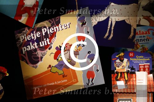 Amsterdam 12 november 2013
Presentatie Sinterklaasboeken van douwe egberts met Winston Gerschtanowitz Ivo Niehe Prinses Laurentien en Najib Amhali in de bibliotheek van Amsterdam.