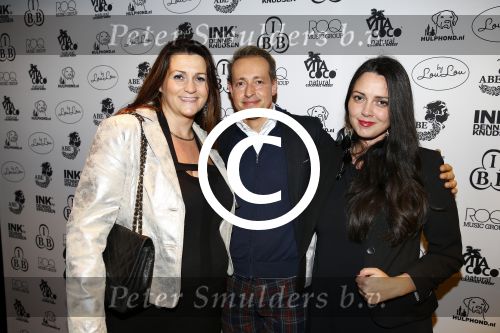Amsterdam 18 november 2013
Anouk Smulders ontvangt de eerste armband by LouLou Sumo in club Abe.
Rudolph Strickwold