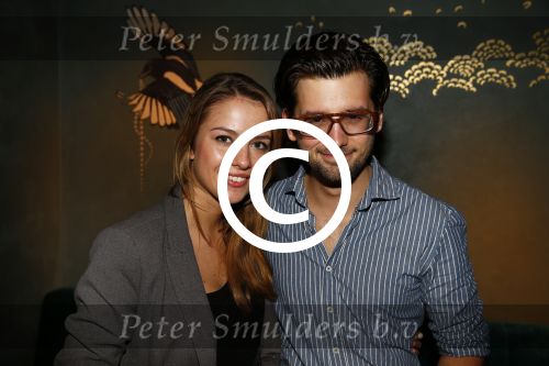 Amsterdam 18 november 2013
Anouk Smulders ontvangt de eerste armband by LouLou Sumo in club Abe.
Ruud Feltkamp met vriendin