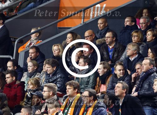 Amsterdam 19 november 2013
Rafael v d Vaart krijgt een doodschop in de wedstrijd tussen Nederland en Columbia in de arena.
Daarna gaat hij met Sabia op krukken met taxi naar het ziekenhuis.