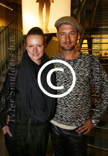 Amsterdam 13 november 2013
Bn ers kunnen een dag voordat het in de winkels van Hennes en Mauritz ligt de kollektie van isabel Marant kopen. Sebastiaan Labrie met vriendin