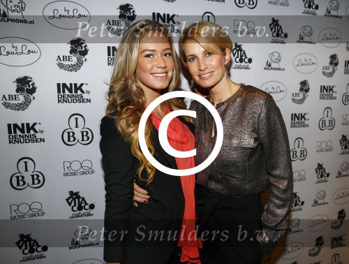 Amsterdam 18 november 2013
Anouk Smulders ontvangt de eerste armband by LouLou Sumo in club Abe.
Anouk met Sharon Pieksma