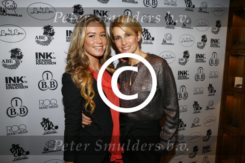 Amsterdam 18 november 2013
Anouk Smulders ontvangt de eerste armband by LouLou Sumo in club Abe.
Anouk met Sharon Pieksma