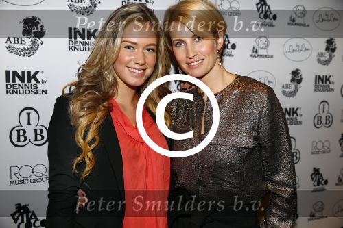 Amsterdam 18 november 2013
Anouk Smulders ontvangt de eerste armband by LouLou Sumo in club Abe.
Anouk met Sharon Pieksma