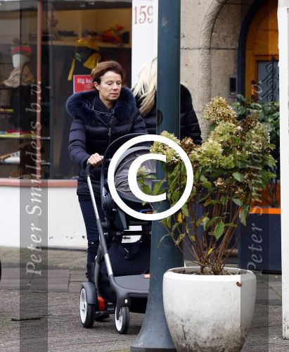 Amsterdam 22 november 2013
Suze mens achter de kinderwagen met ddarin zoon van dochter Suze.