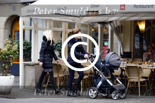 Amsterdam 22 november 2013
Suze mens achter de kinderwagen met ddarin zoon van dochter Suze.