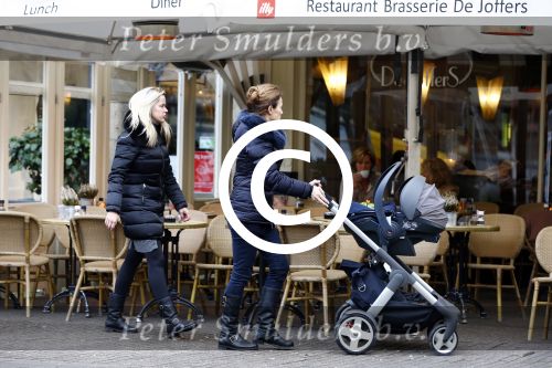 Amsterdam 22 november 2013
Suze mens achter de kinderwagen met ddarin zoon van dochter Suze.