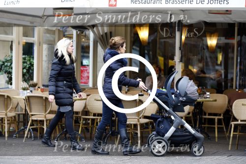 Amsterdam 22 november 2013
Suze mens achter de kinderwagen met ddarin zoon van dochter Suze.