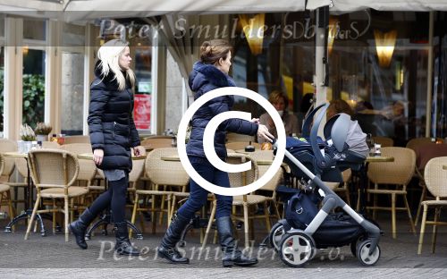 Amsterdam 22 november 2013
Suze mens achter de kinderwagen met ddarin zoon van dochter Suze.