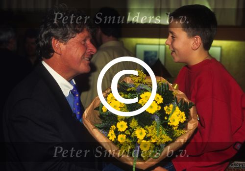 Jantje Smit krijgt bloemen van Wilibrord Frequin
Jan Smit